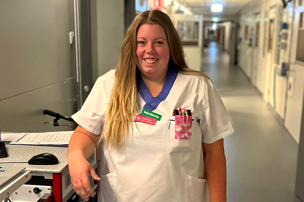 Undersköterskan Josefine Caesar står i en sjukhuskorridor.