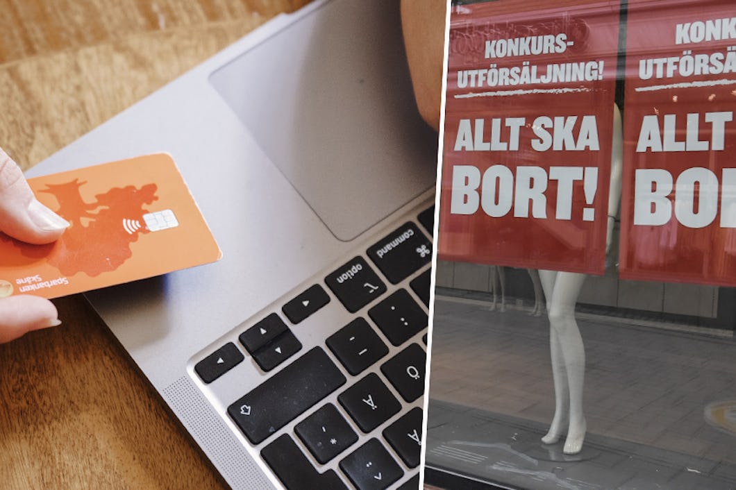 En person håller ett kreditkort framför en bärbar dator.