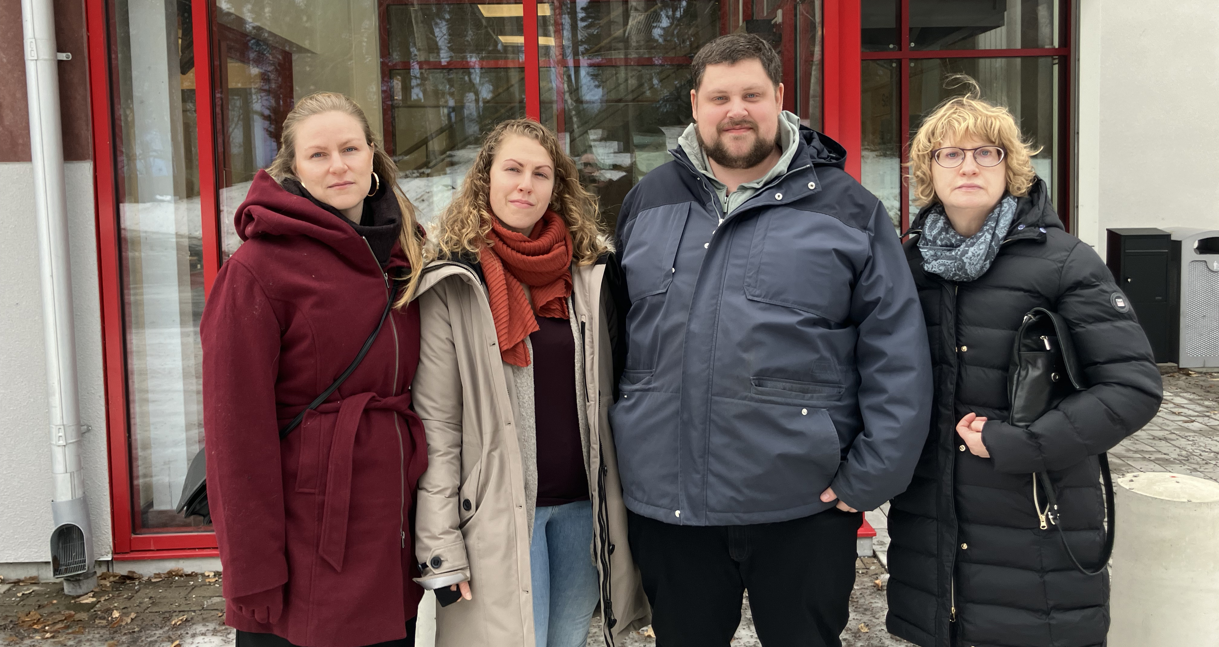 Personer framför en tingsrätt.