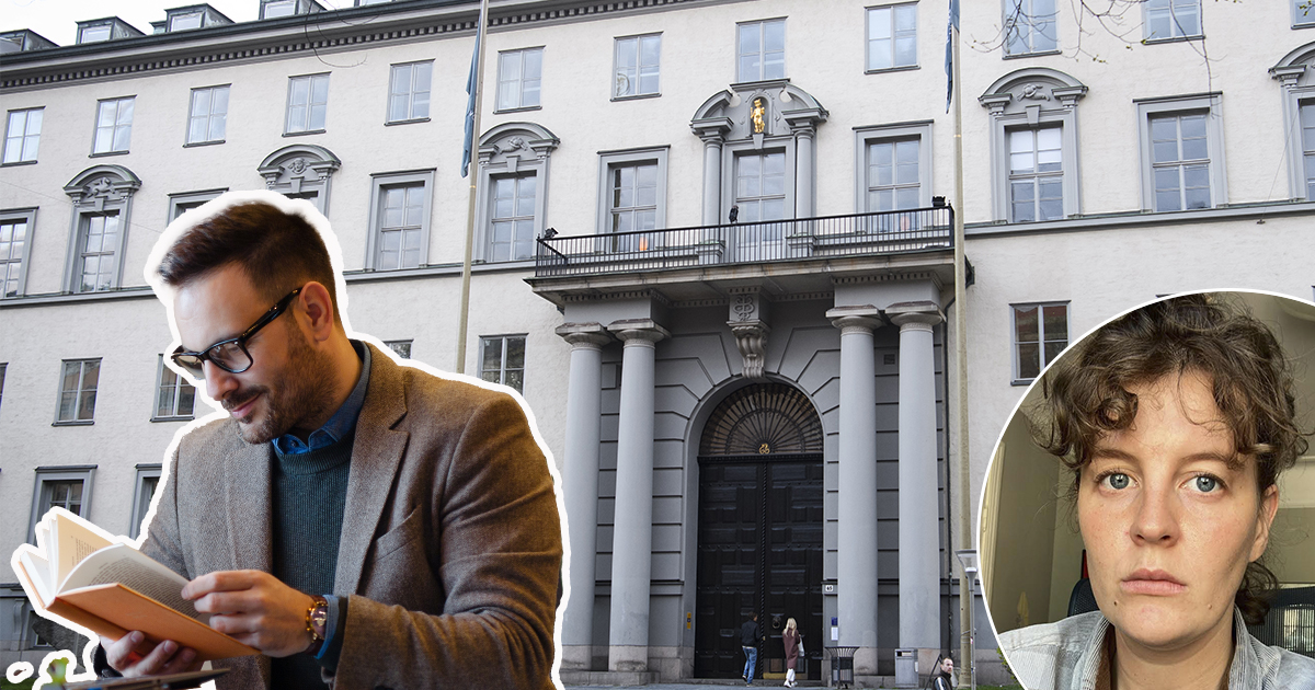 En man läser en bok framför en byggnad.