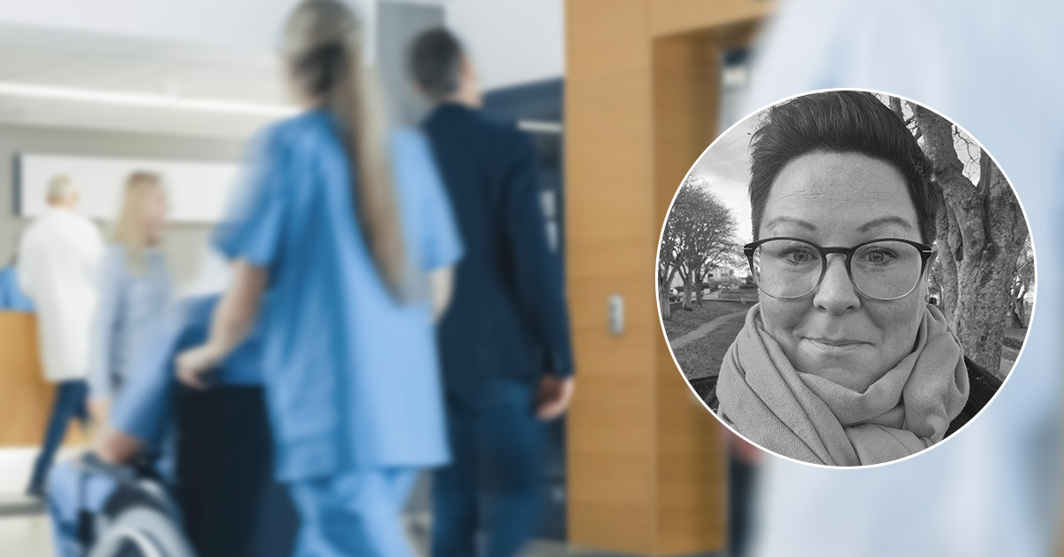 sjuksköterska som är i ett sjukhus.