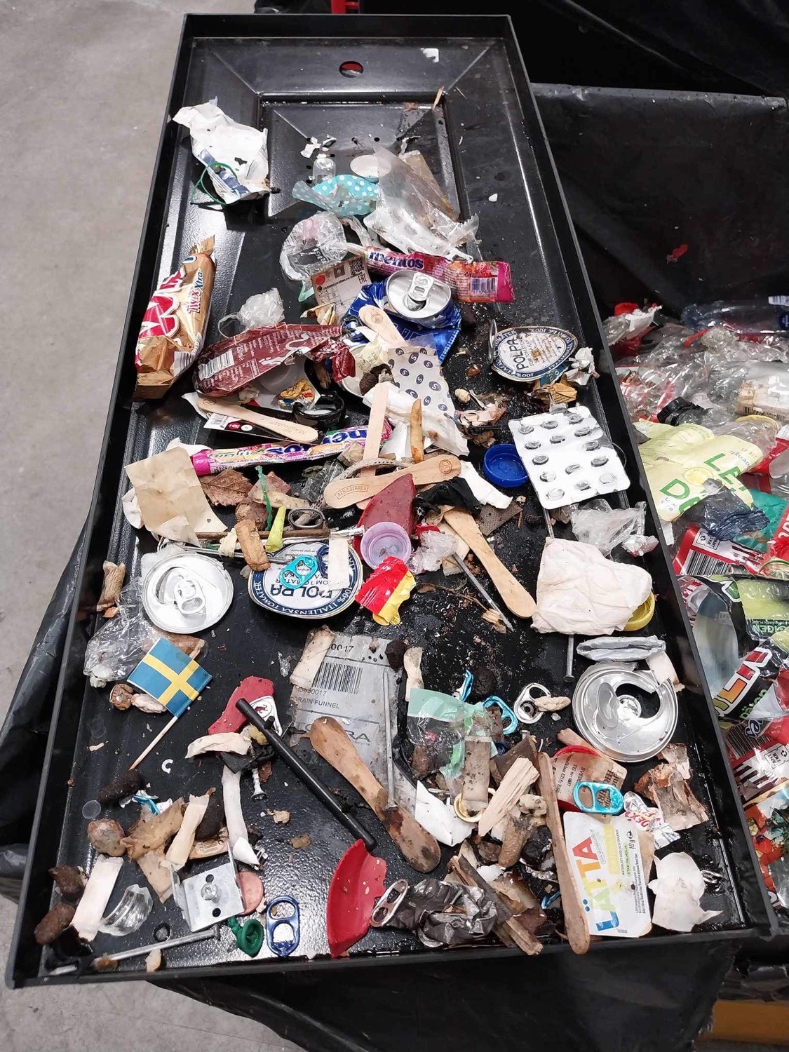 En stor hög med skräp i en papperskorg.