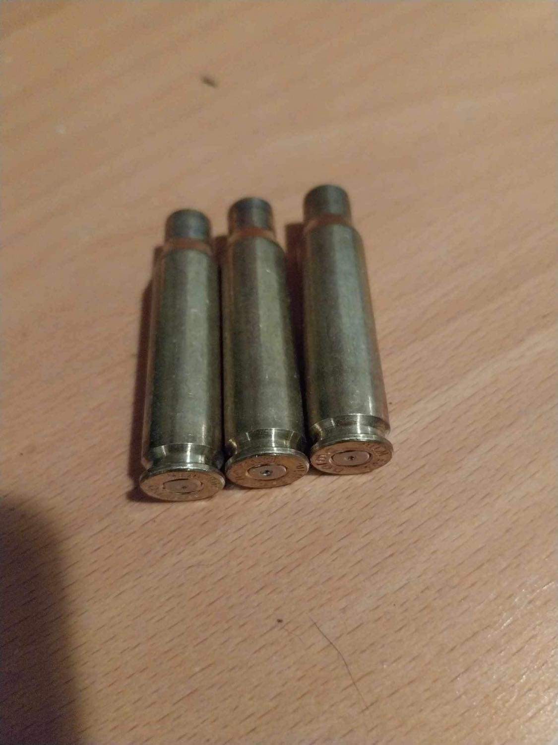 Tre mässingskulor på ett träbord.