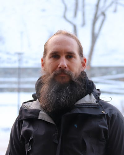 Viktor Lindberg som står i snön.