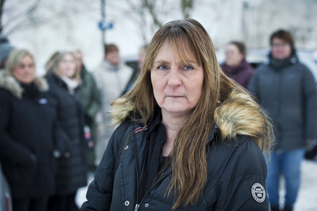Annika Andersson står framför en folkmassa.