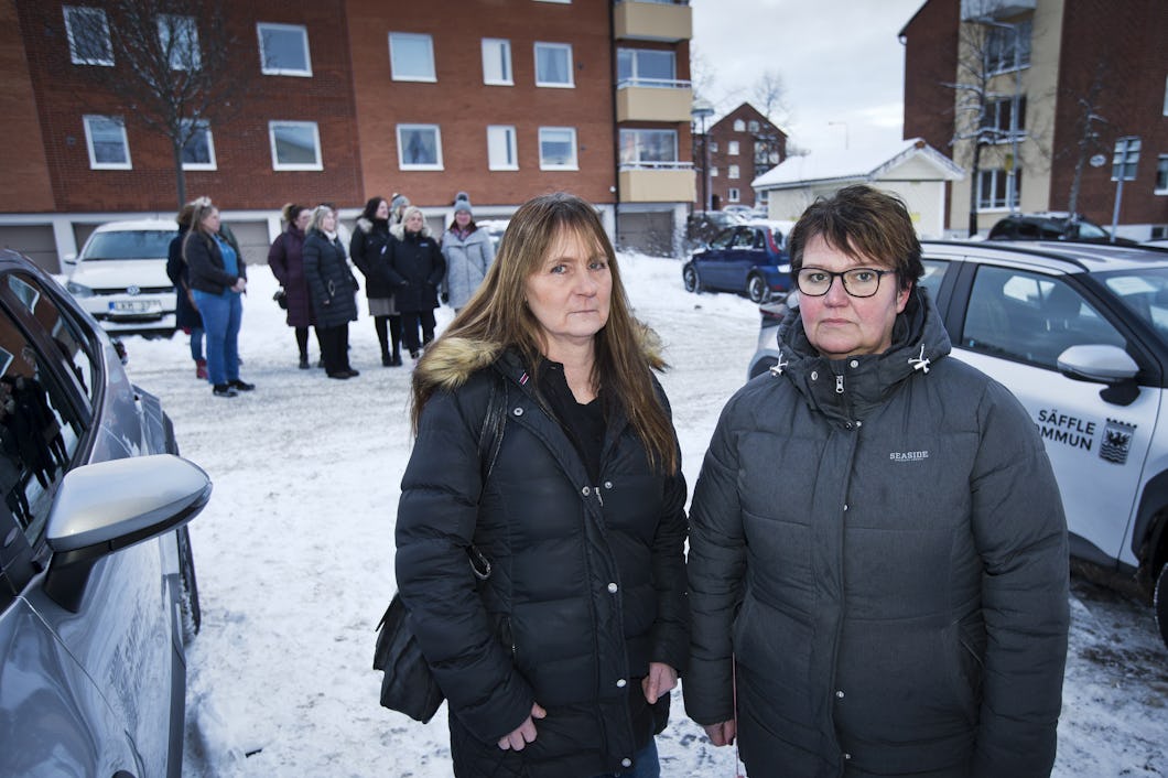 Annika Andersson och Stina Eriksson från hemtjänsten i Säffle som står framför två av hemtjänstens bilar.