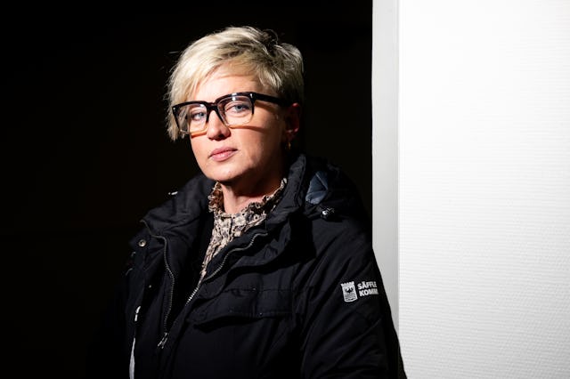 Berit Lif i glasögon lutad mot en vägg.