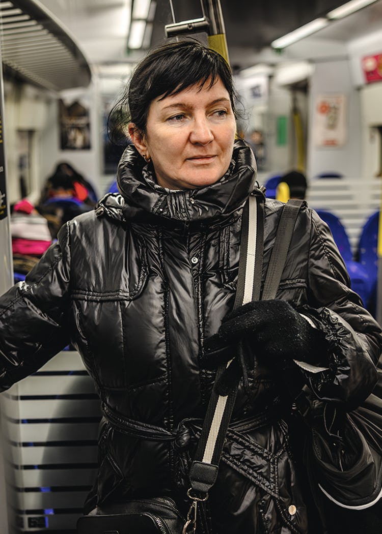 Mariia Batyn står i ett tunnelbanetåg i Stockholm.