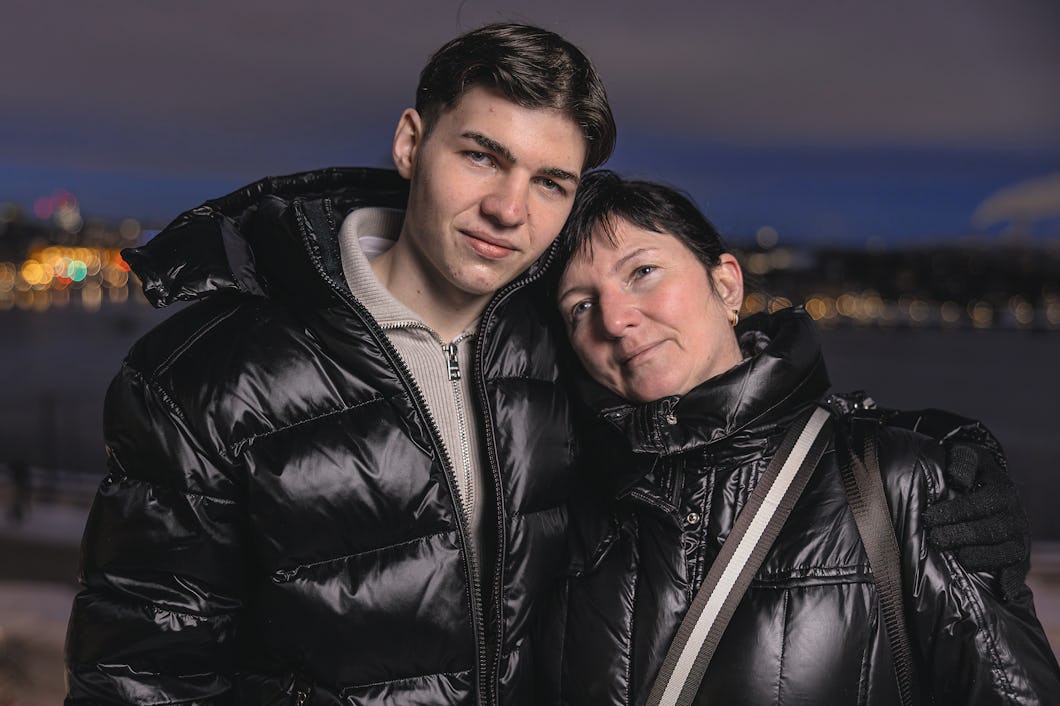 Mariia Batyn och sonen Vasyl står utomhus i jackor och håller om varandra.