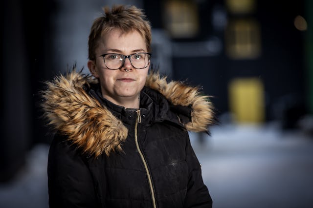 En kvinna som bär glasögon och en päls.
