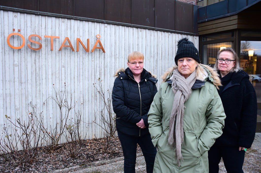 Tre kvinnor står framför en byggnad som säger ostana.