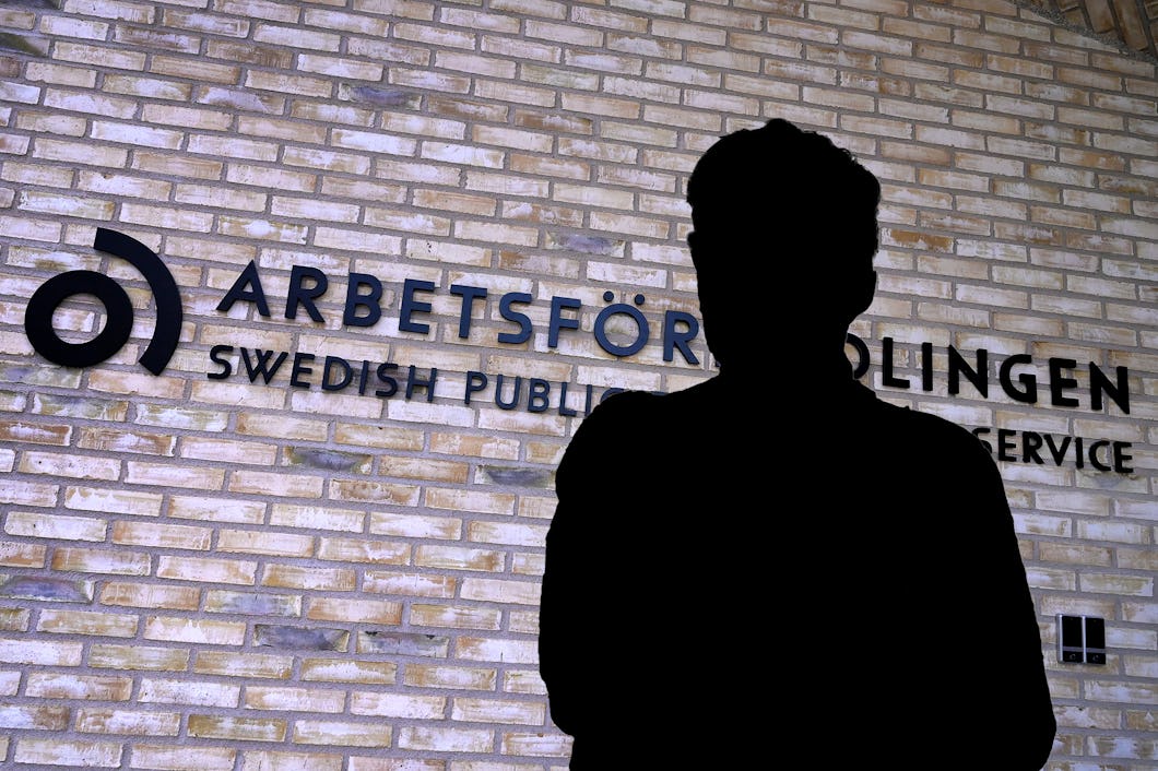 Siluett av man framför Arbetsförmedlingen.