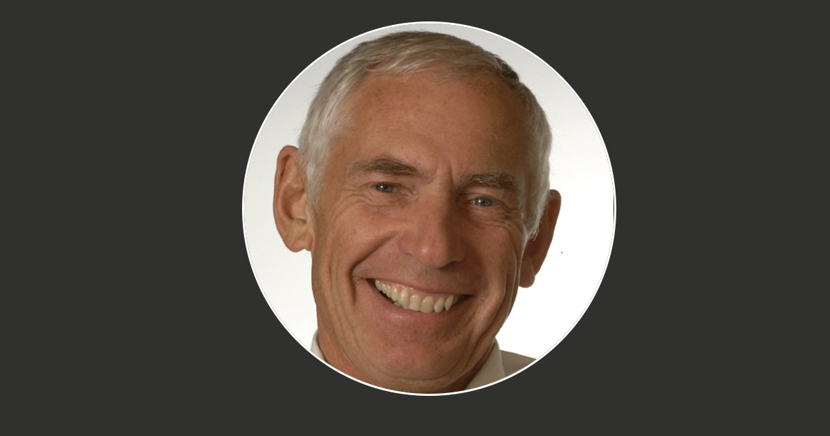 En äldre man som ler.