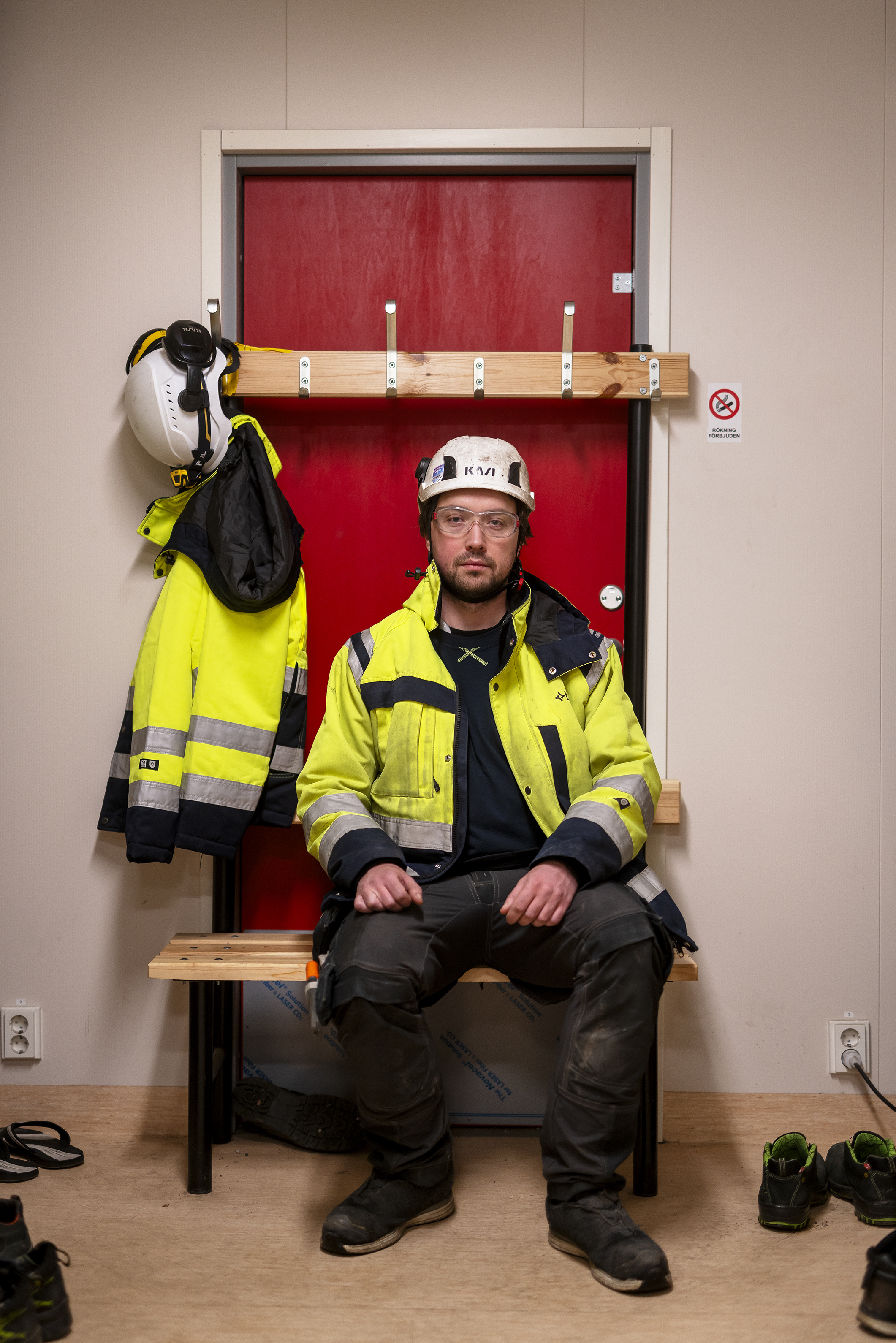 En man som sitter på en bänk.