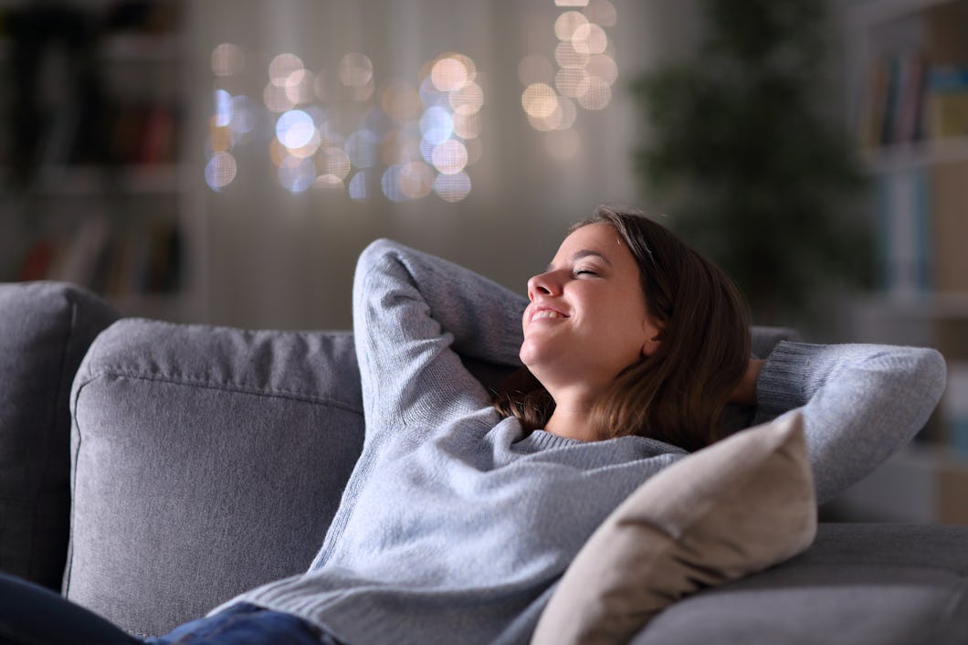 Kvinna vilar i soffan