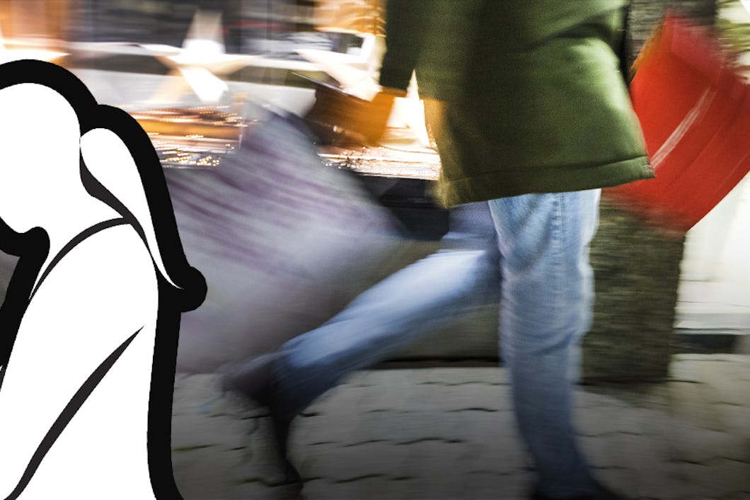 En person går med kassar.