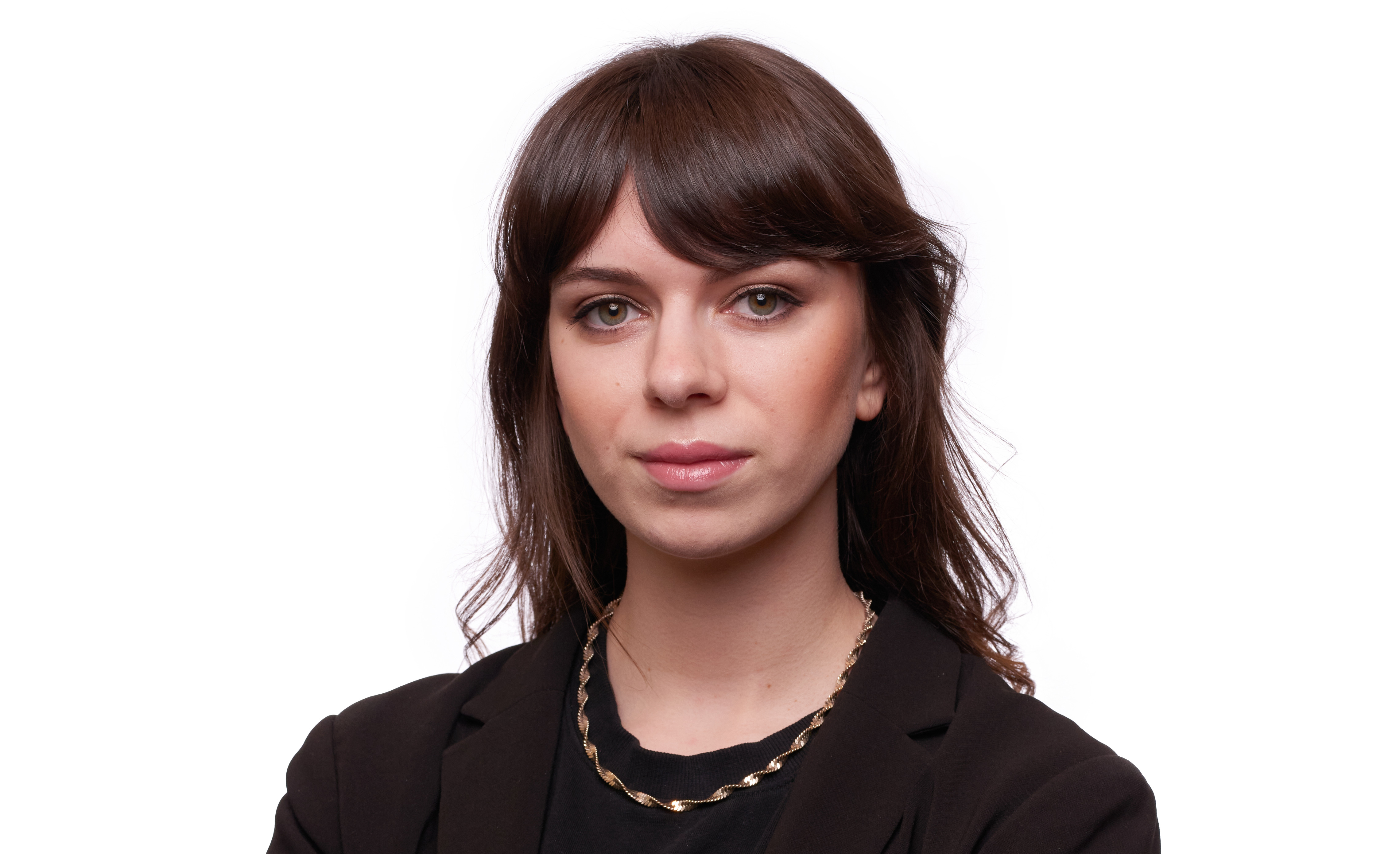 En kvinna i en svart kavaj.