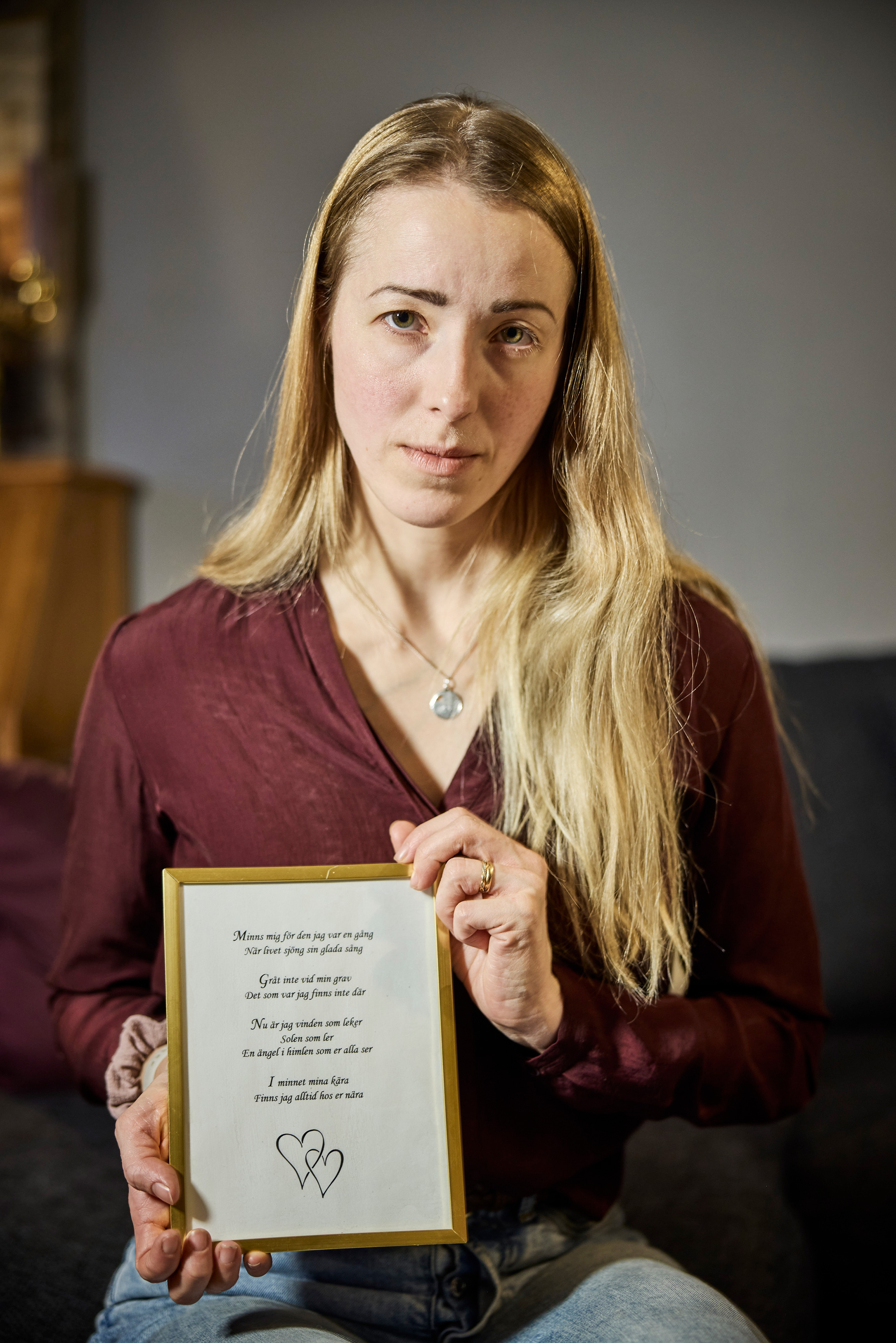 En kvinna som håller upp ett papper med ett meddelande på.