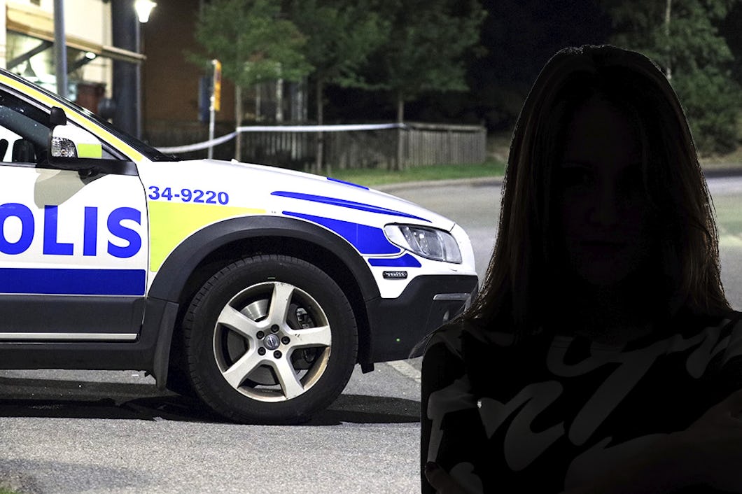 En kvinna står framför en polisbil.