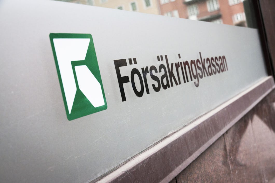 En byggnad med en skylt där det står försäkringskassa