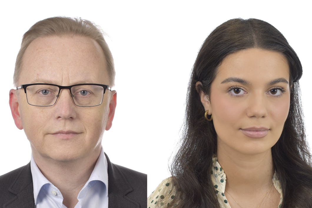 En man och en kvinna står bredvid varandra.
