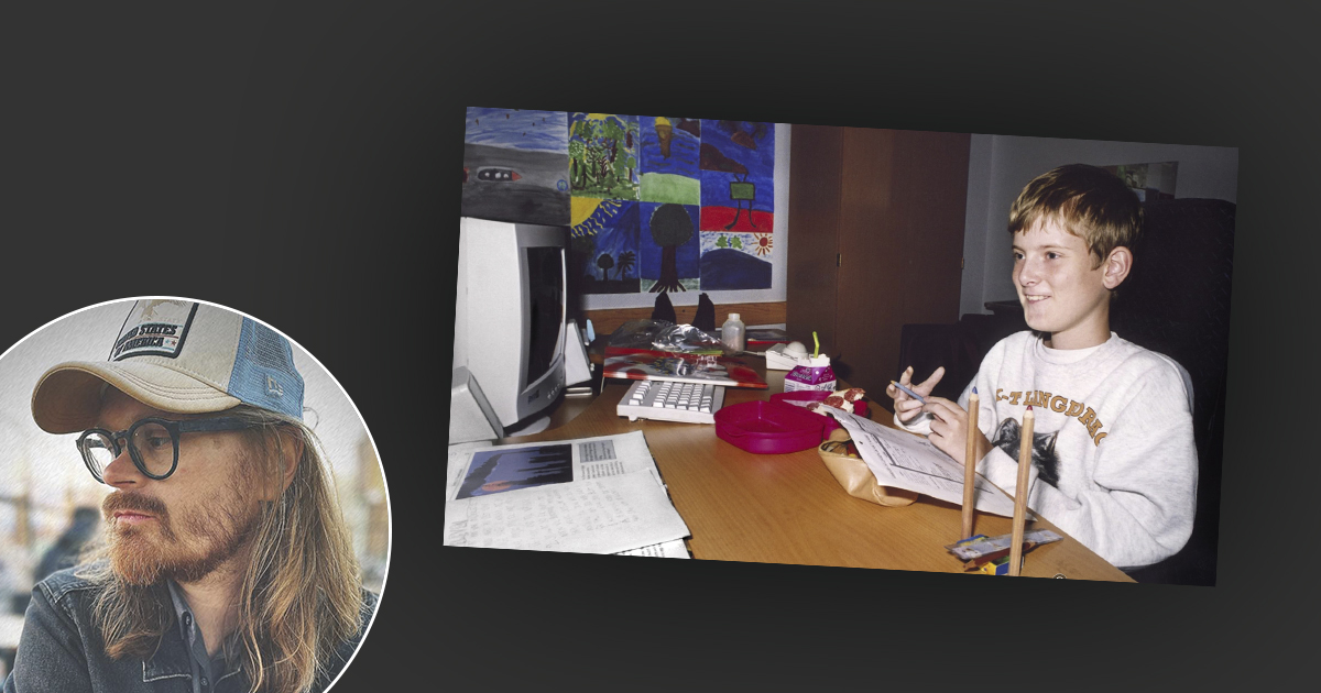 En man sitter vid ett skrivbord.