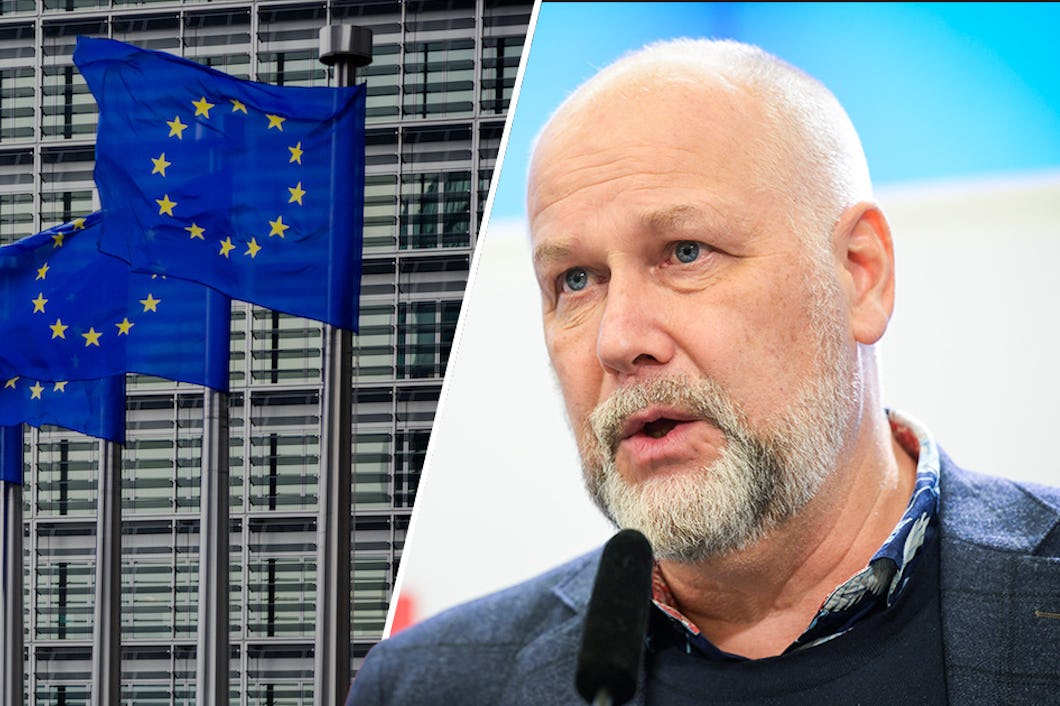 Delad bild. Vänsterpartiets Jonas Sjöstedt, framför en byggnad med eu-flaggor.