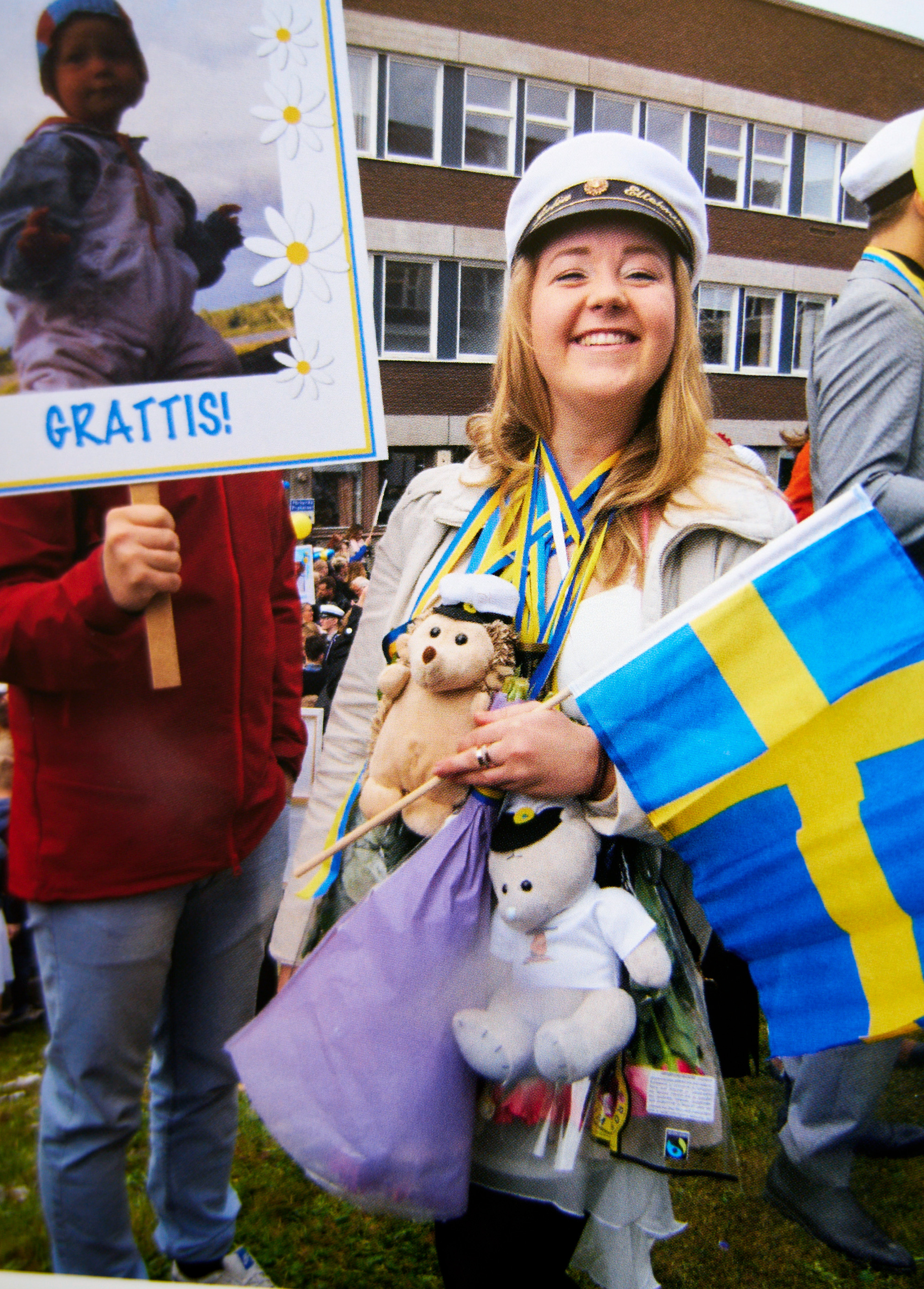 En kvinna som håller i en nallebjörn.