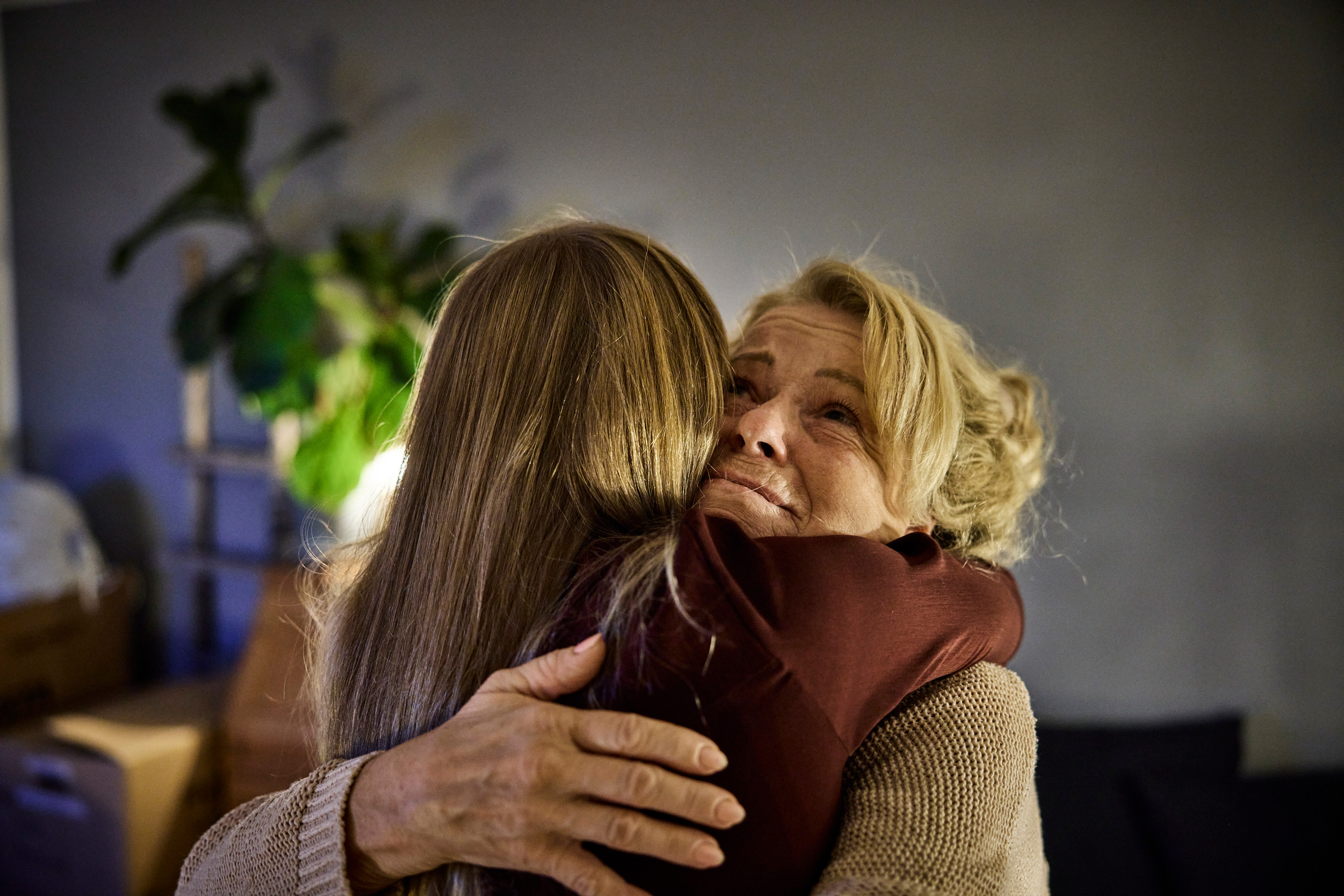 Julias syster Evelina kramar mamma Kristina.