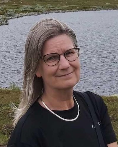 Kvinna tittar i kameran.
