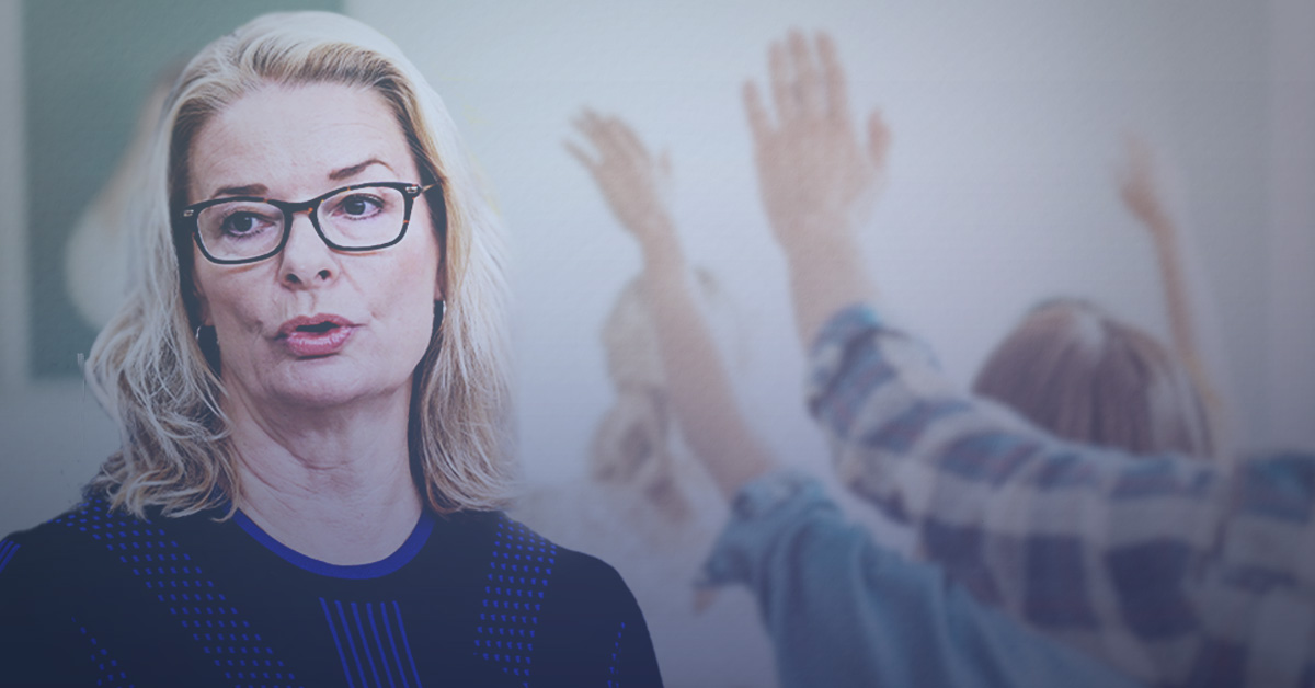 Montage, Skolministern Lotta Edholm. Bild bakom är på skolelever som räcker upp händerna.