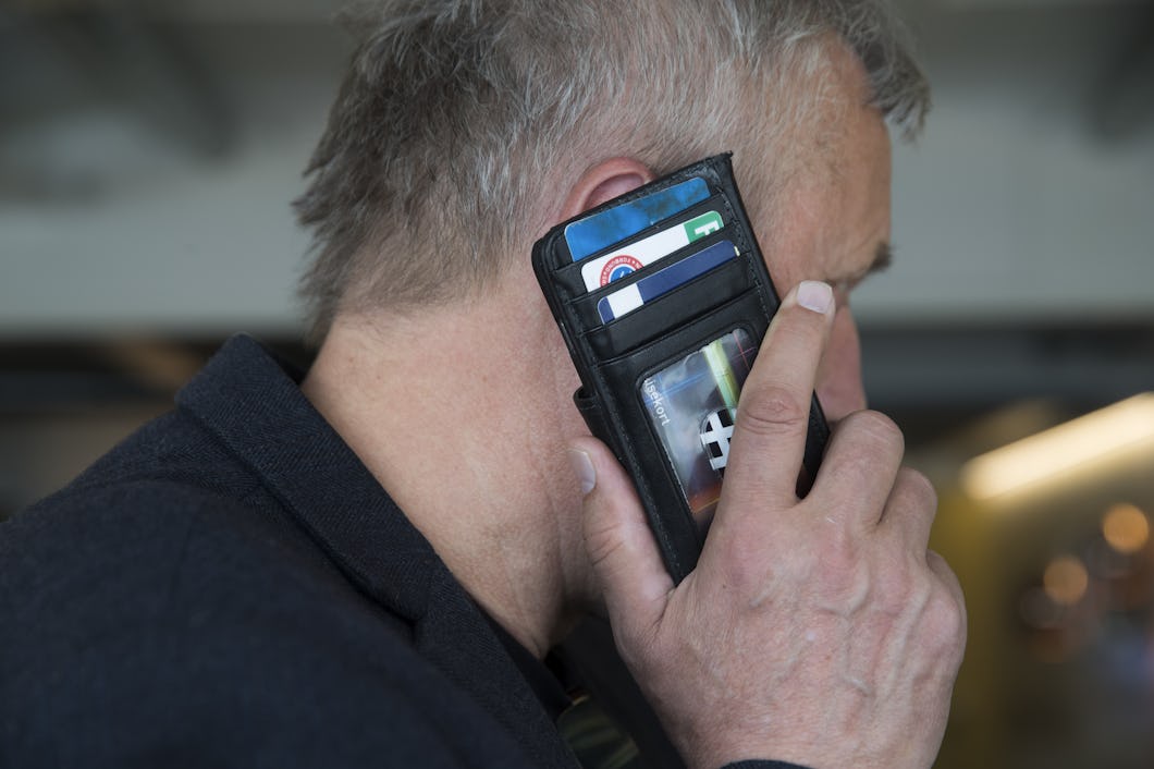 Man ringer i mobiltelefon.
