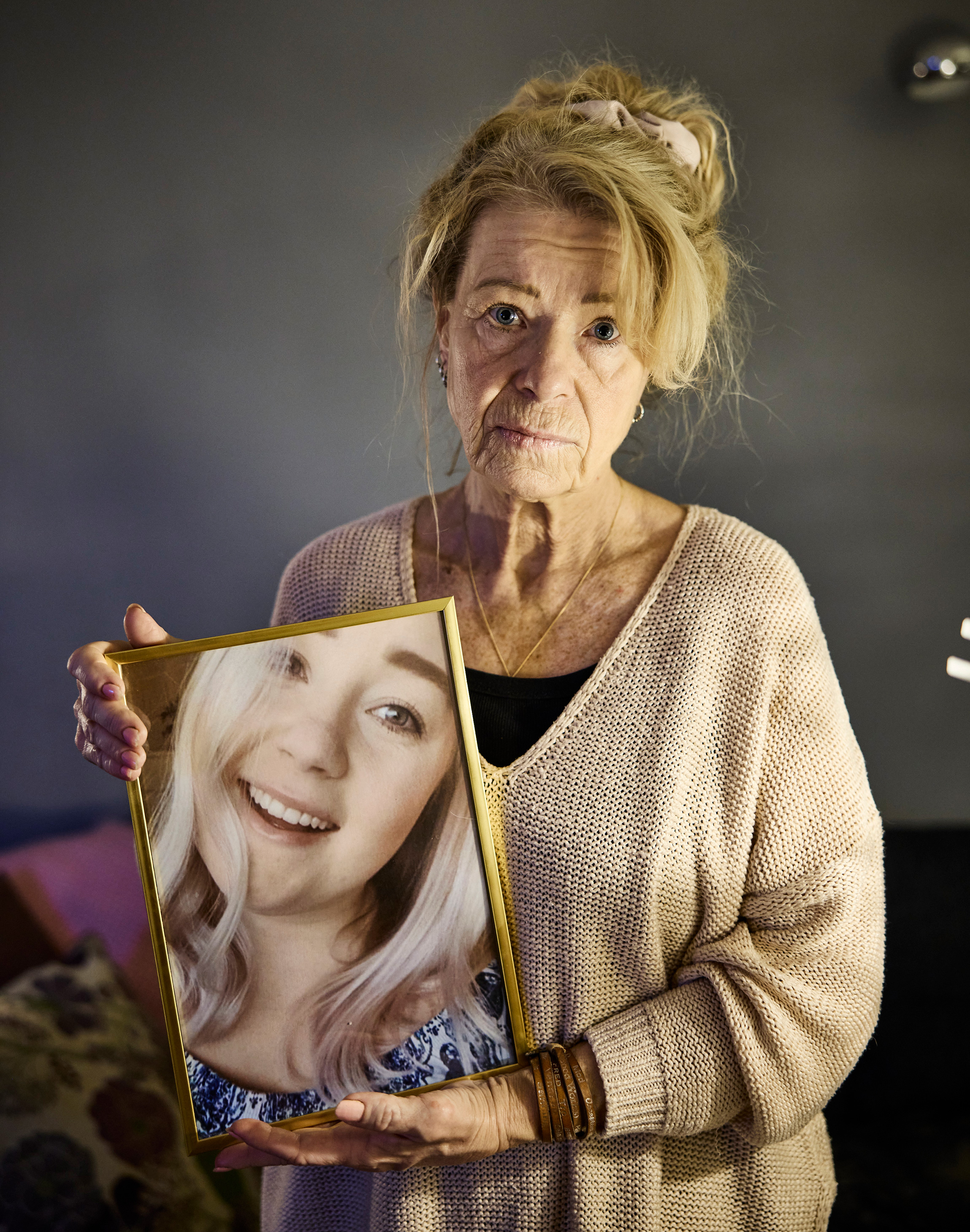 En kvinna som håller upp en bild av en kvinna.