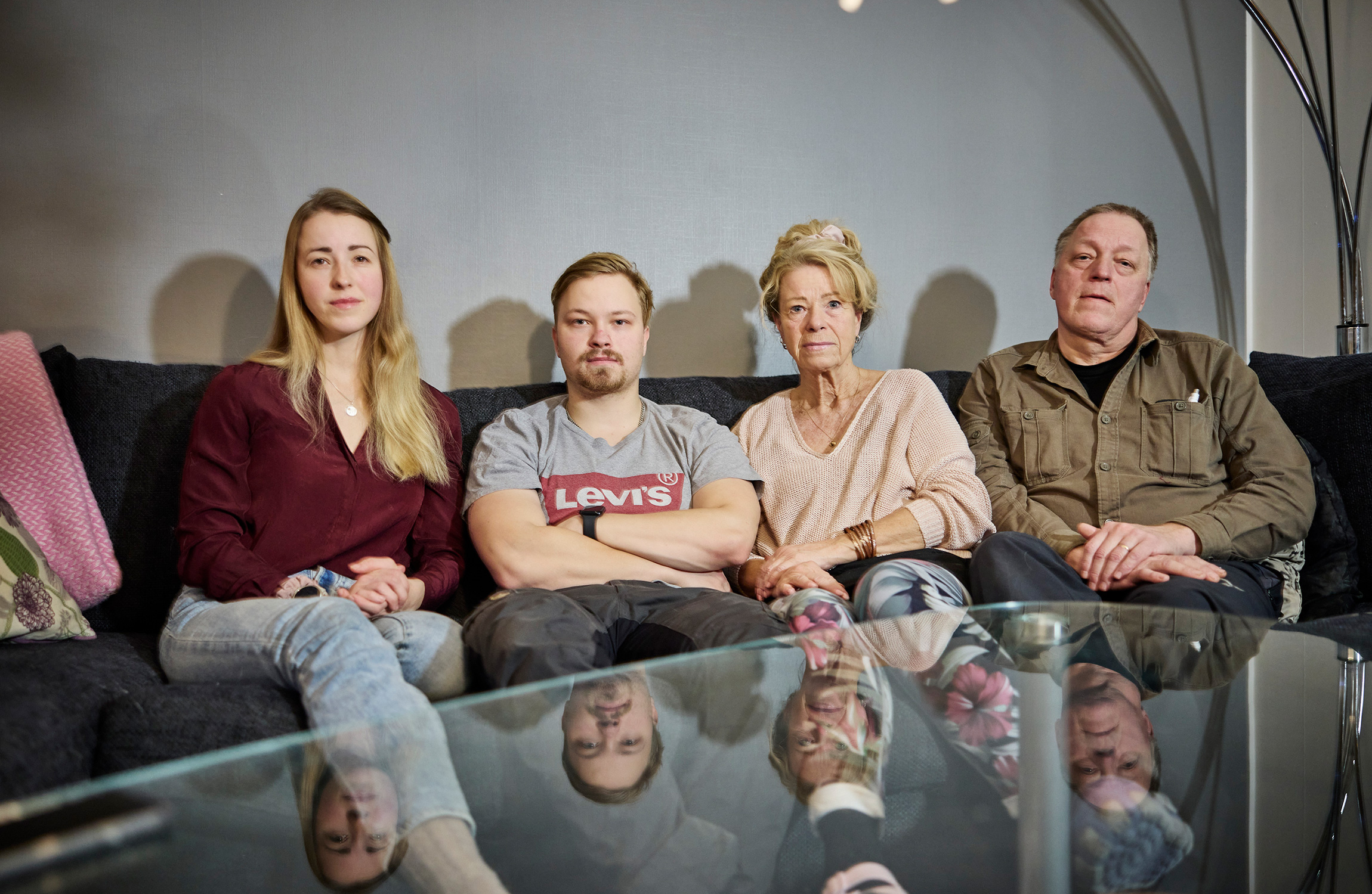 En grupp människor som sitter på en soffa.