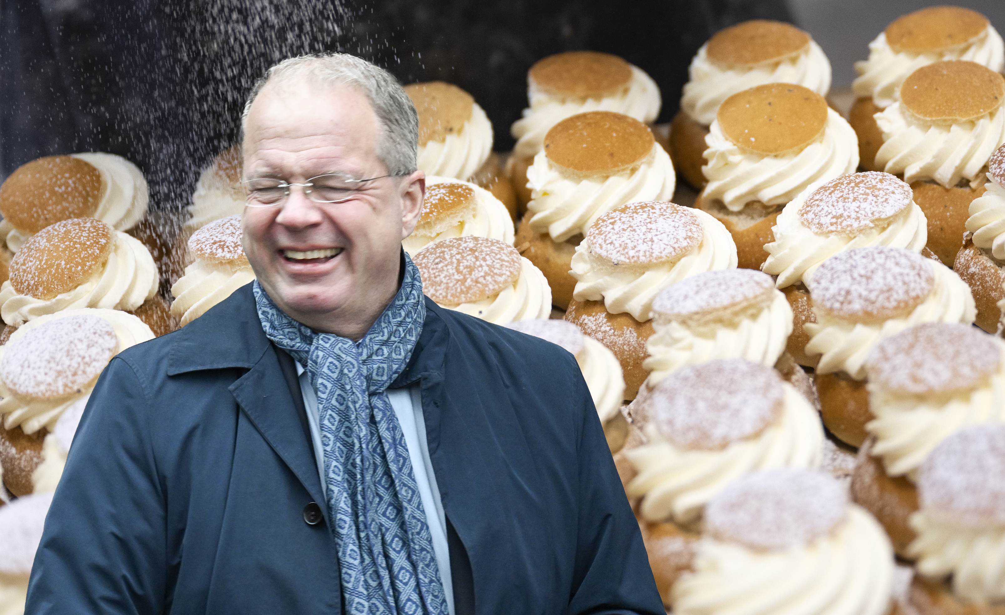Man framför en massa semlor.
