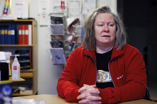 Susanne Johansson som sitter vid ett bord.