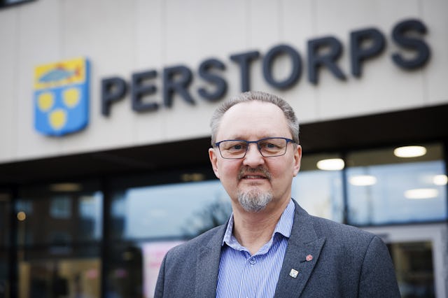 Ronny Nilsson framför en Perstorsps kommunkontor.