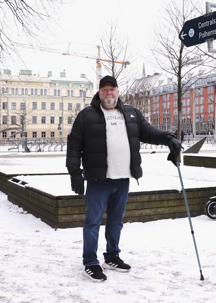 En man som står i snön.