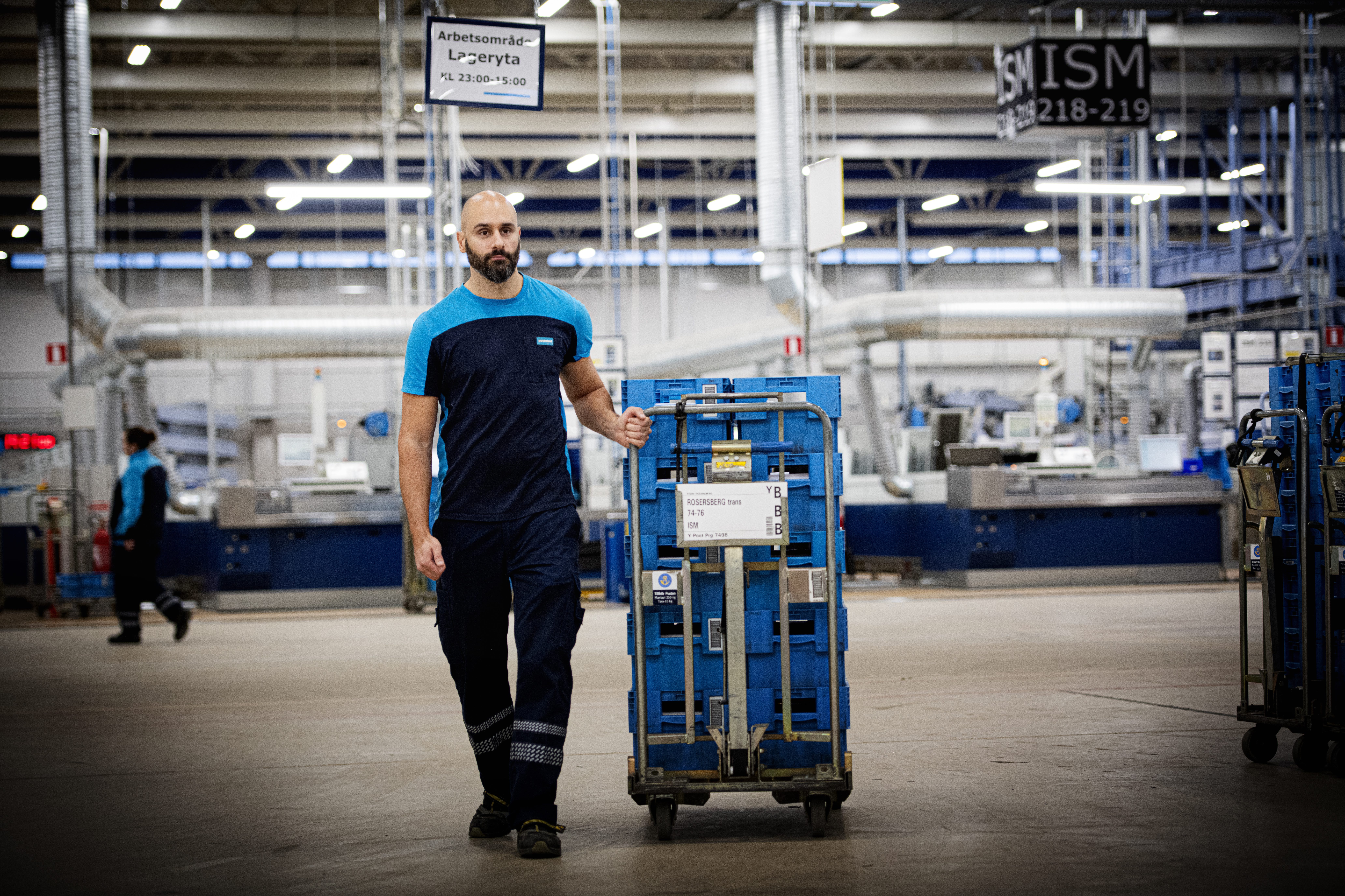 Skyddsombudet Clarence Essing jobbar på postterminalen i Rosersberg. Han är orolig för att den lättade tystnadsplikten kan öka hot­bilden mot brevbärare ute på postrundorna.