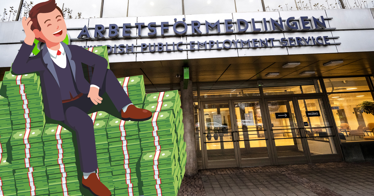 En tecknad bild av en man som sitter ovanpå högar med pengar.