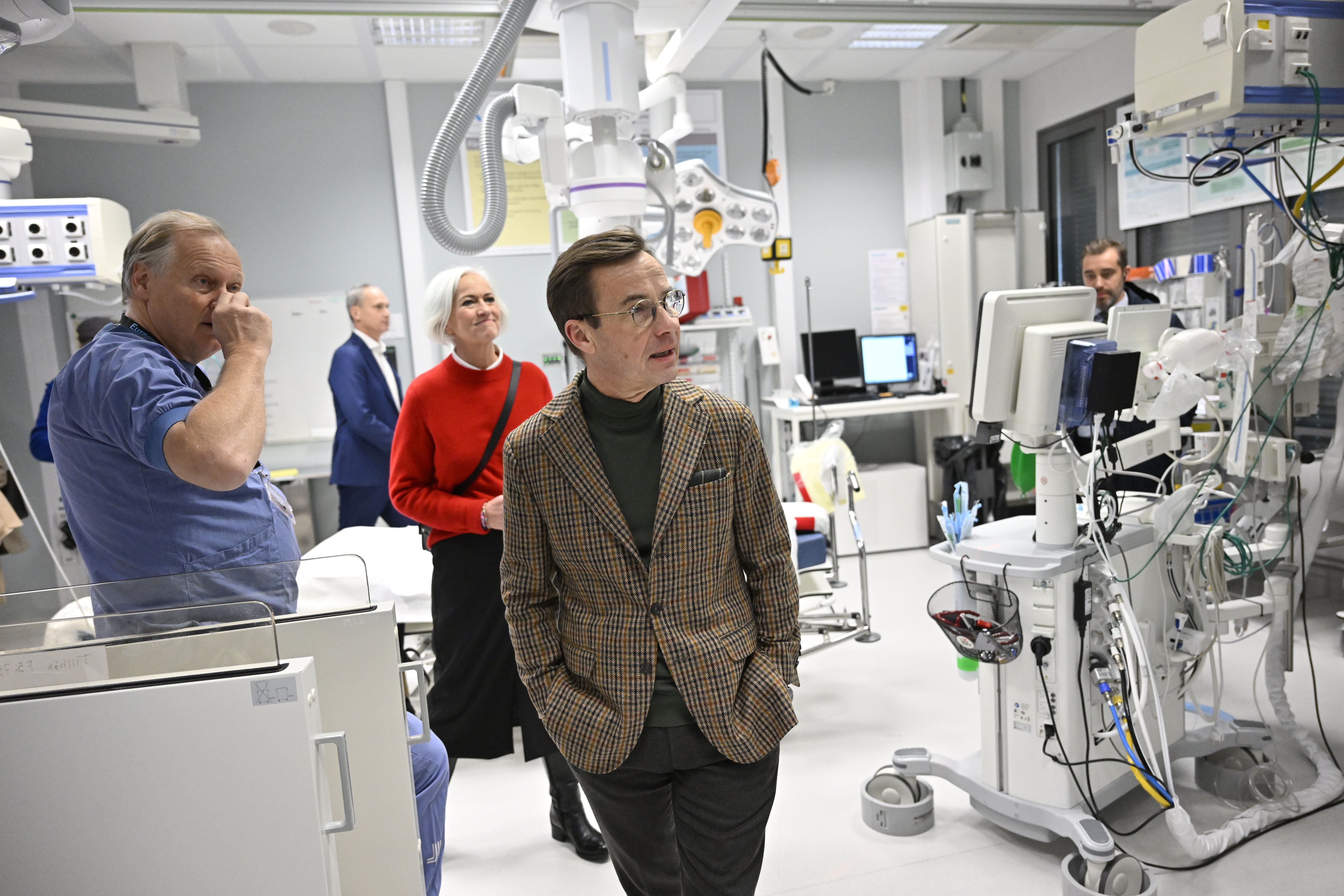 En grupp människor som står i ett sjukhusrum.