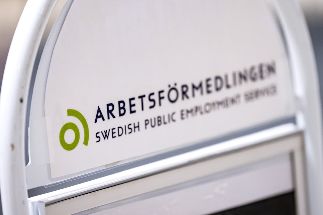 Skylt som det står Arbetsförmedlingen på.