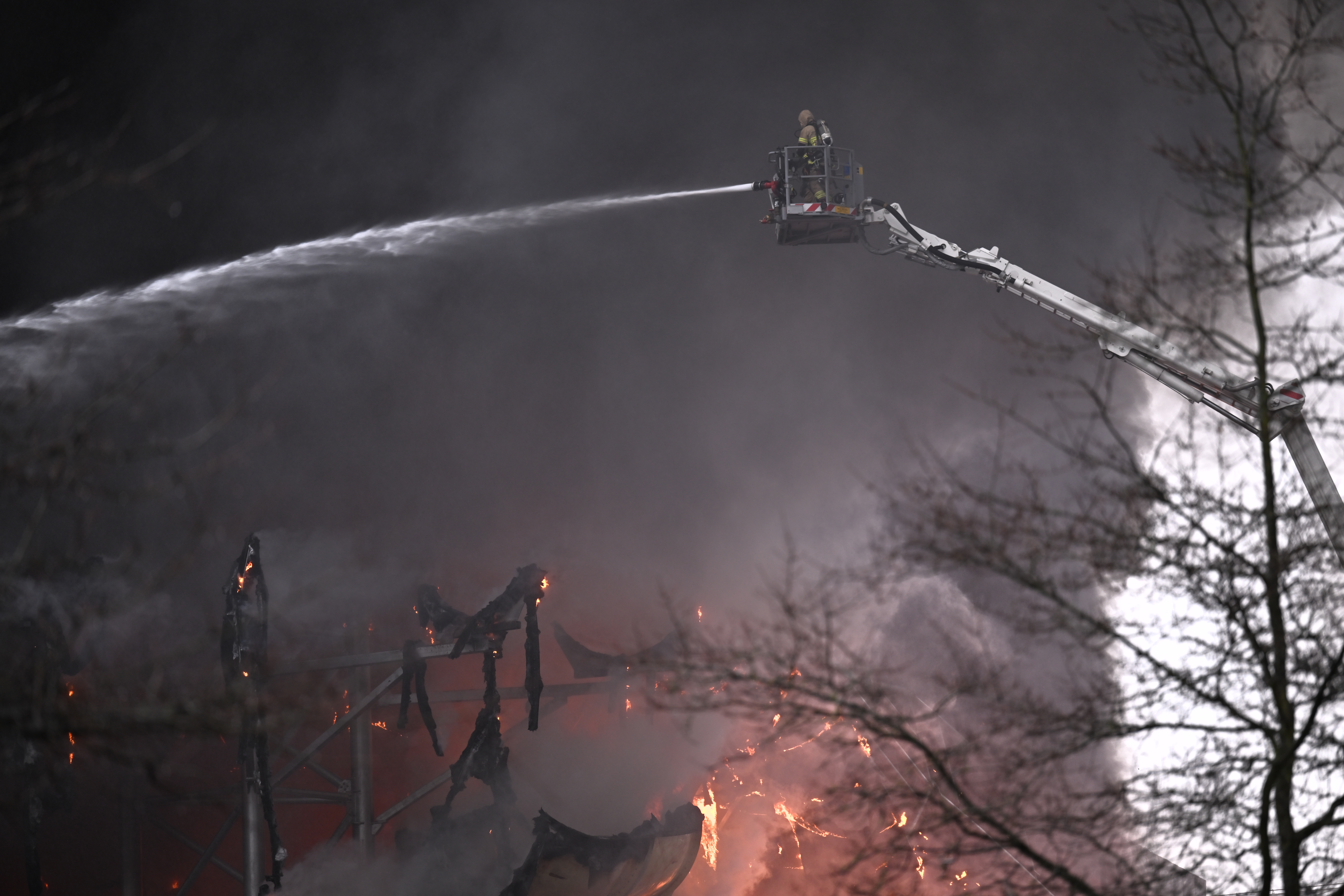 En brandman släcker elden på Oceana.