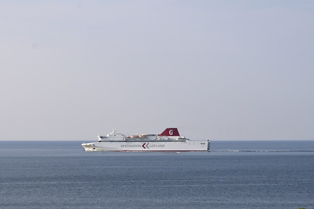 En Gotlandsfärja på avstånd ute på havet.
