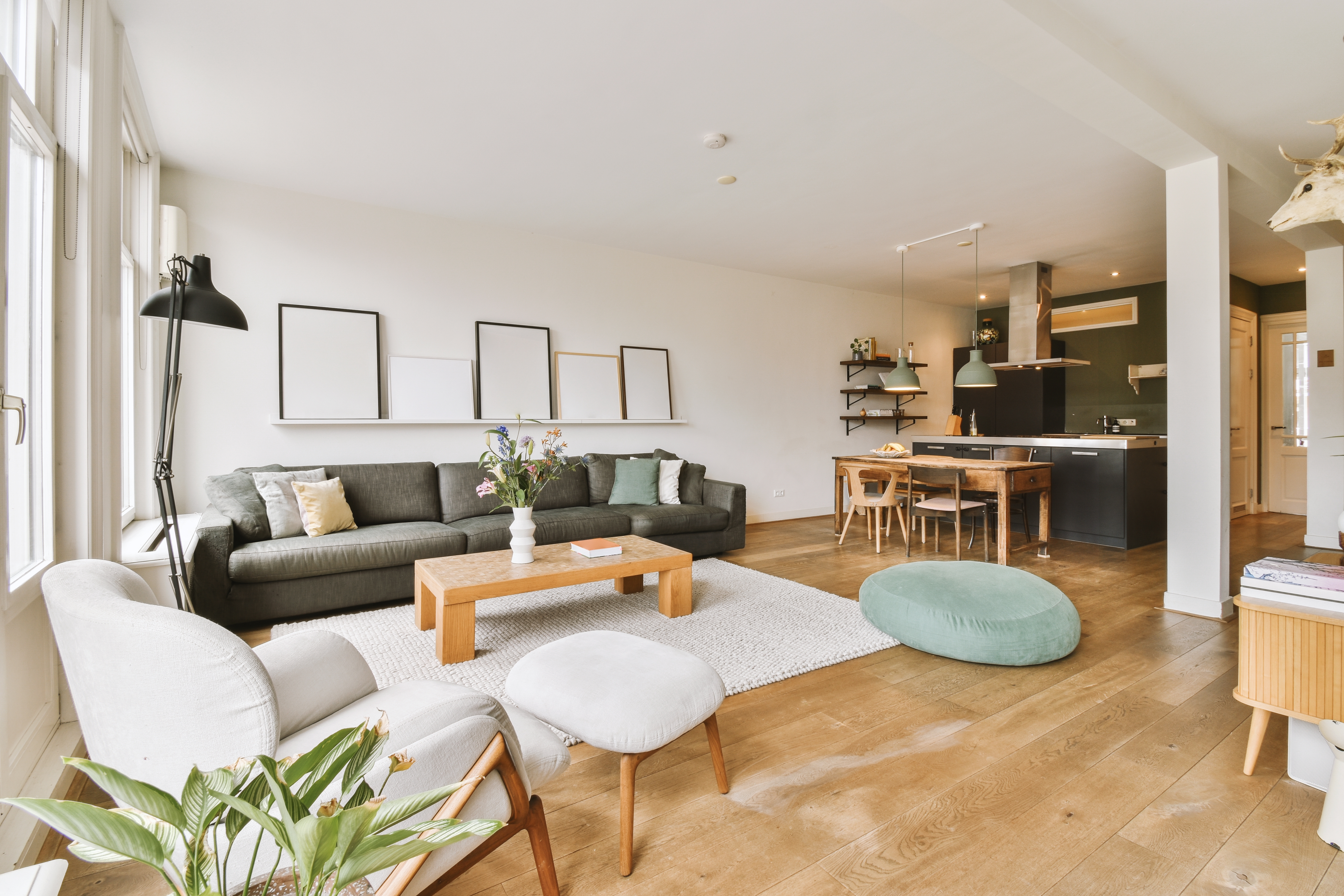 Ett vardagsrum med en soffa och ett soffbord.