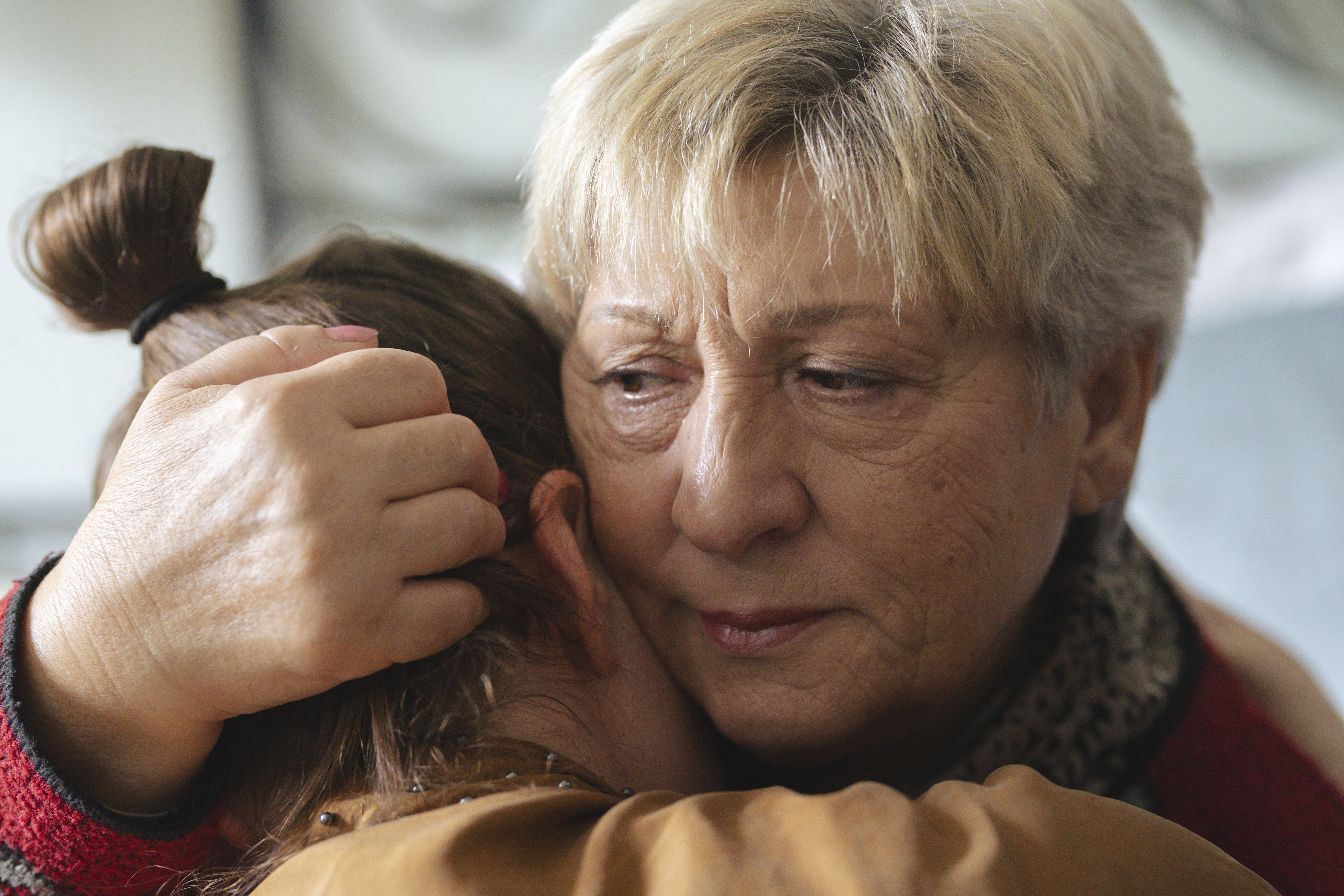 Dijana kramar om en yngre kvinna med tofs som syns snett bakifrån.