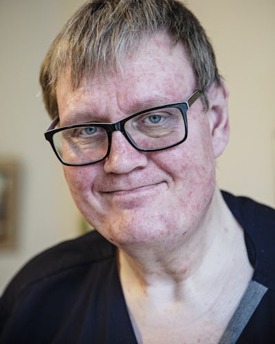 Rickard Eliasson i glasögon ler mot kameran.