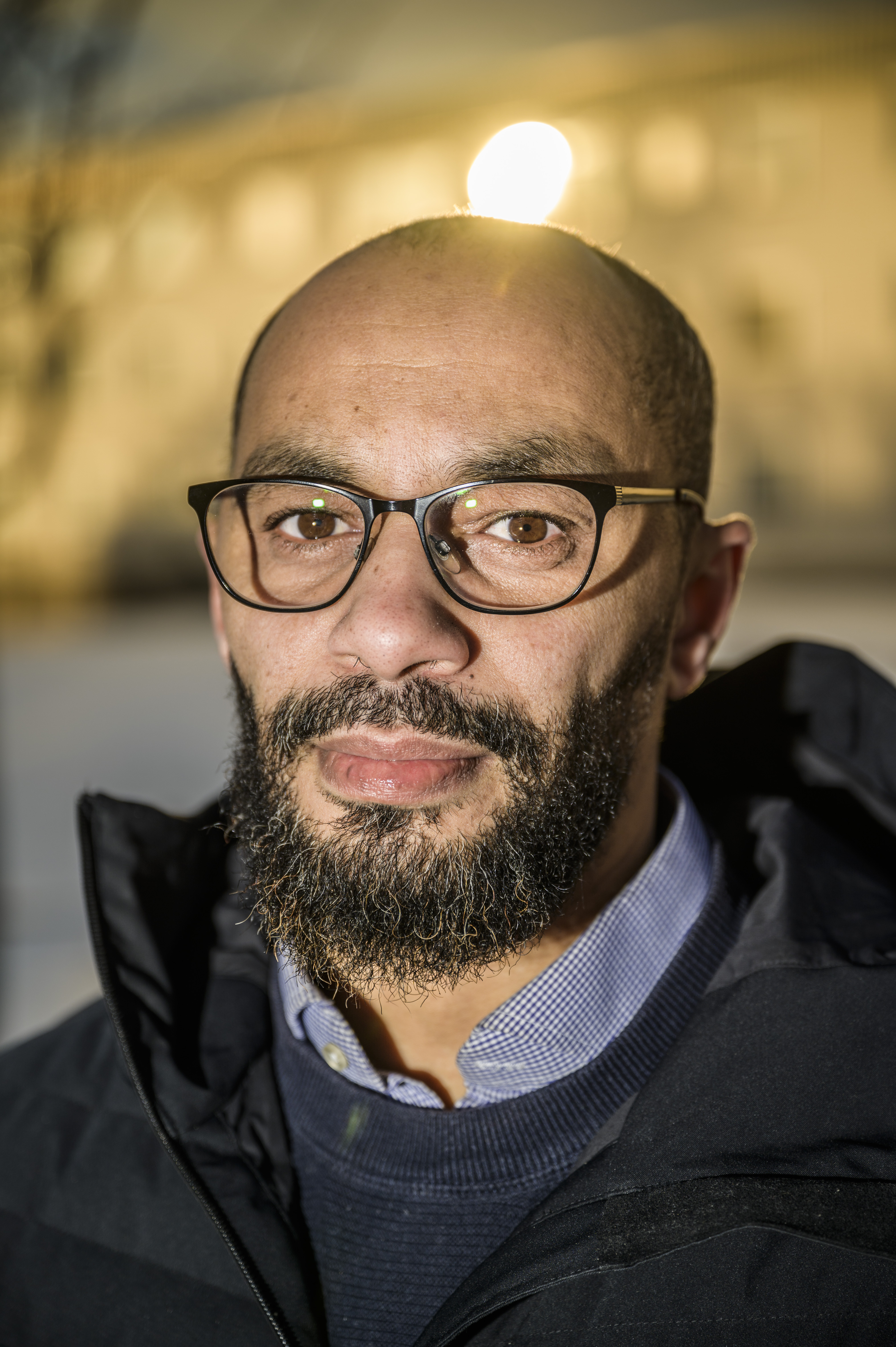 Porträtt på Bader med suddig bakgrund.