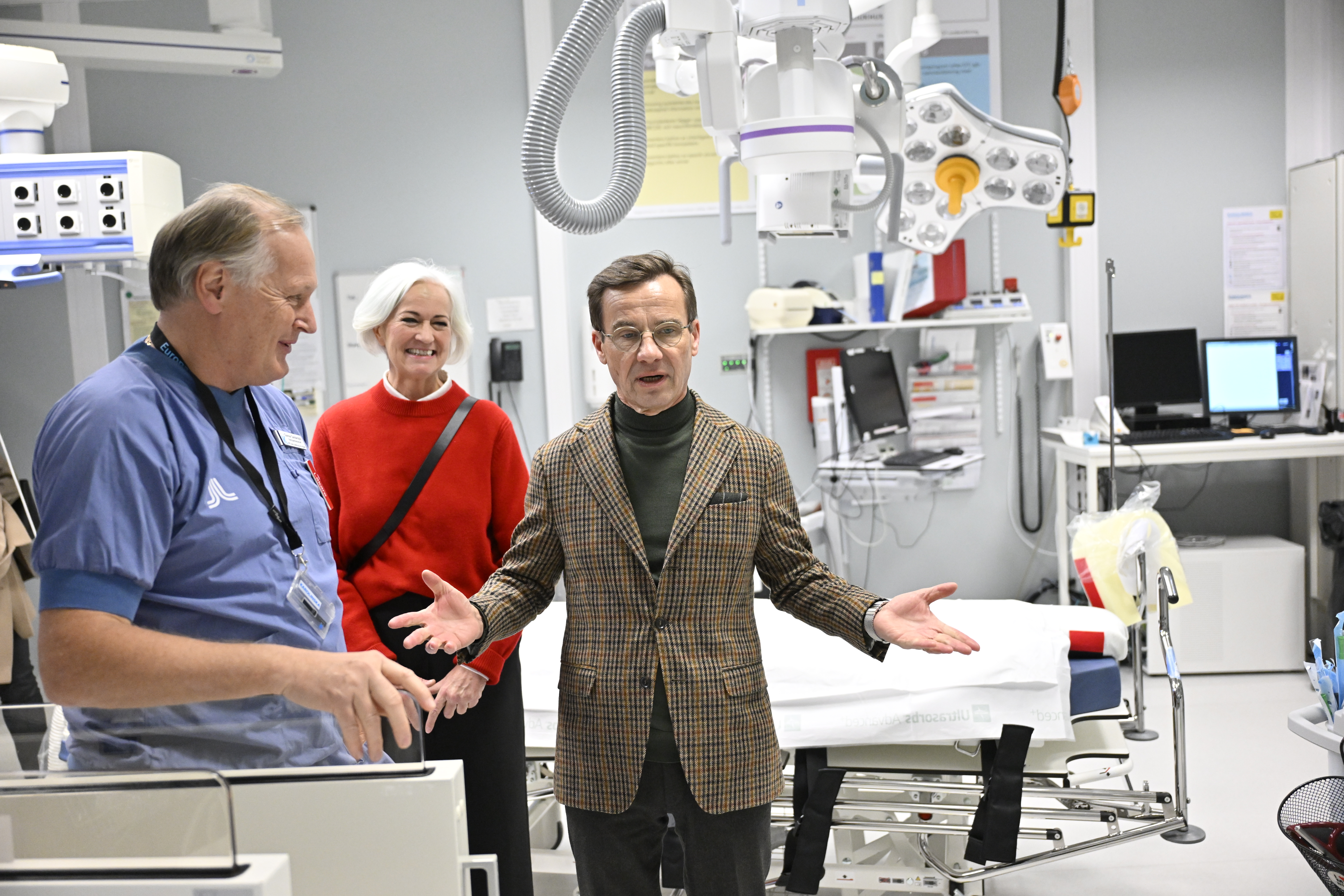 En grupp människor som står i ett sjukhusrum.