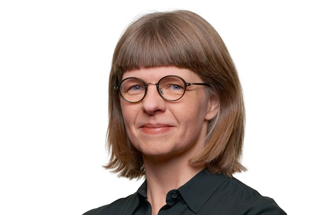 Porträtt på Ulrika Lorentzi i glasögon och en svart skjorta.